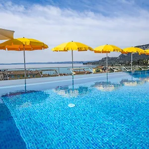 Sky Pool Sole 4*, Garda (Verona) Italien